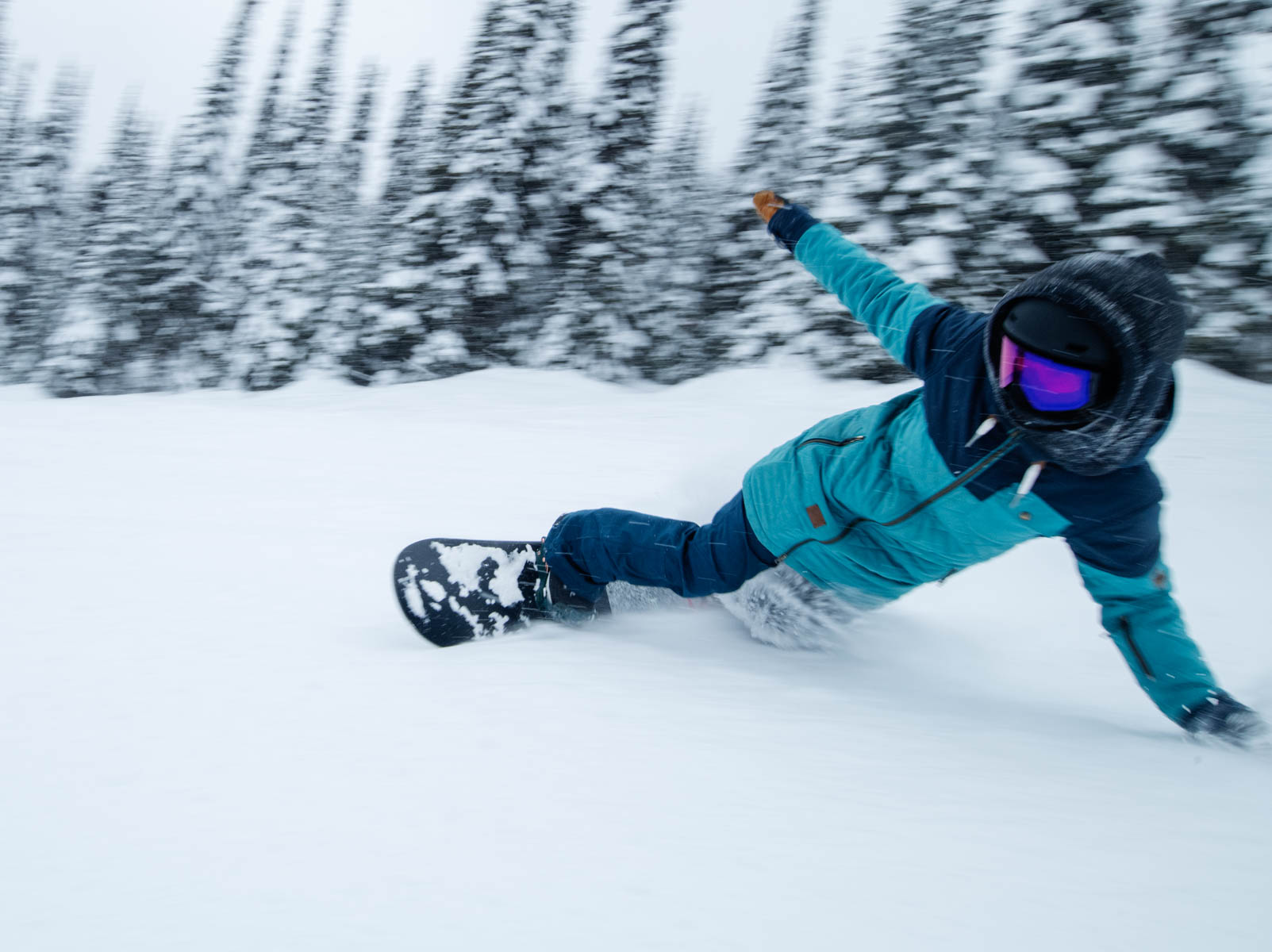 Marlie carving in sun peaks