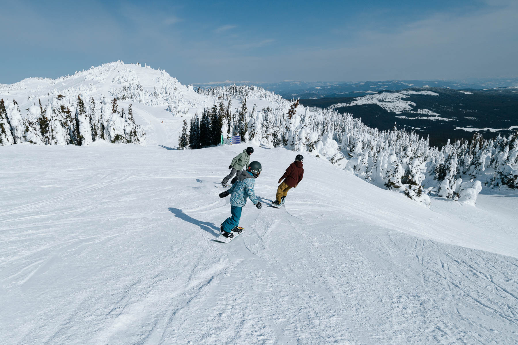 family snowboarding in sun peaks