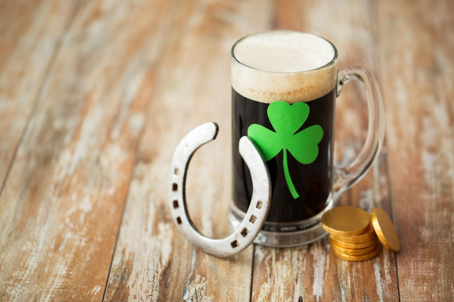 St. Patricks Day. pub picture, shamrock beer glass, with horseshoe and coins