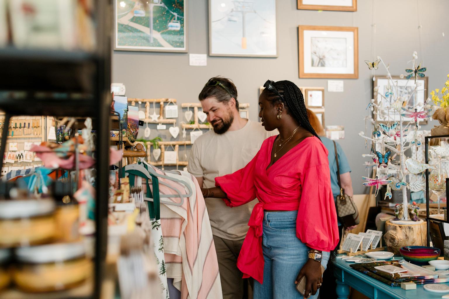 Couple shopping at Alpine Images during summer time