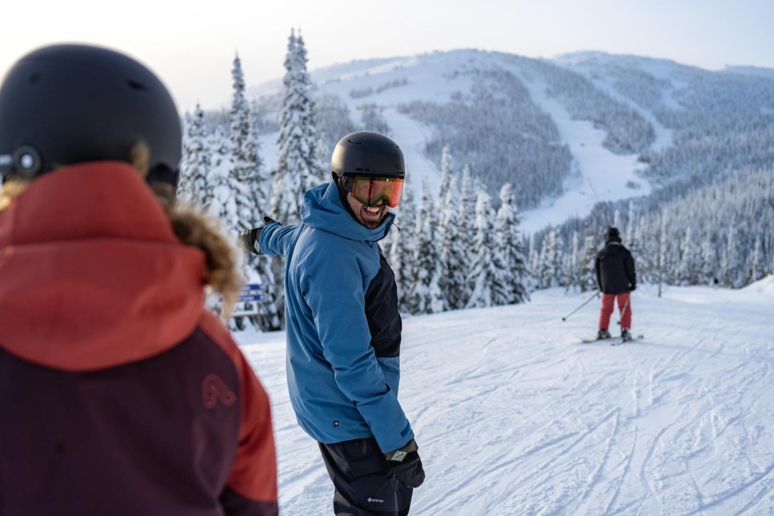Snowboarders on Sundance Mountain looking towards the alpine in Sun Peaks
