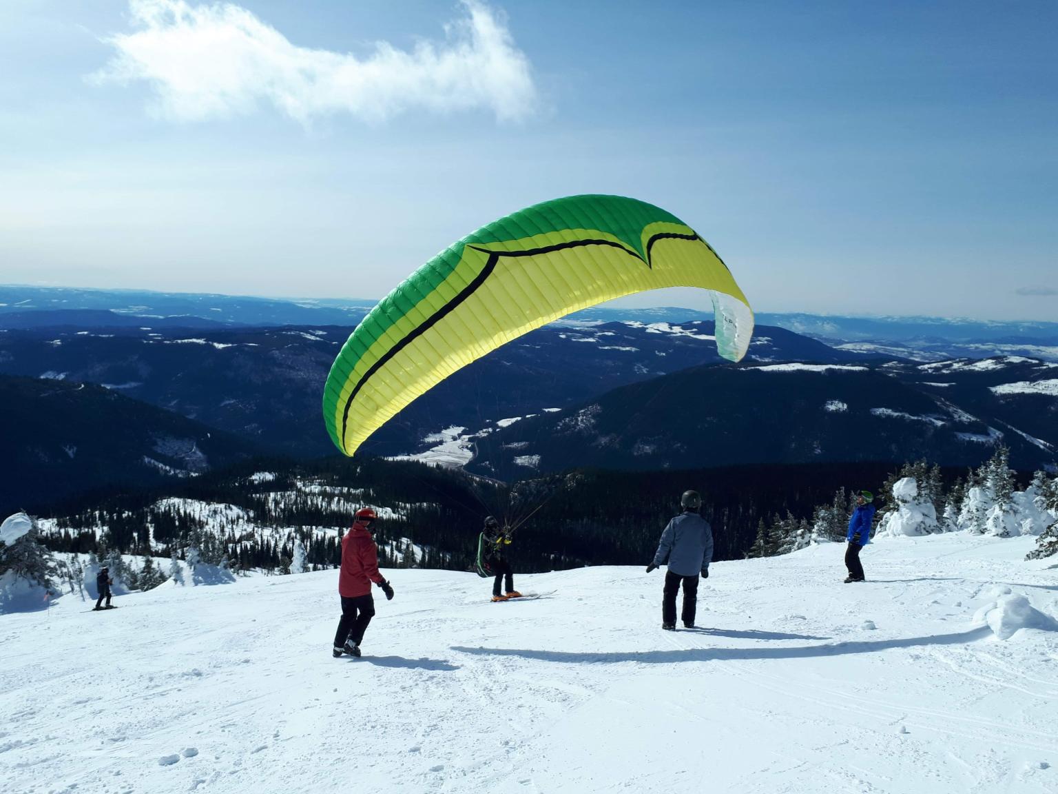 Paragliding in Sun Peaks